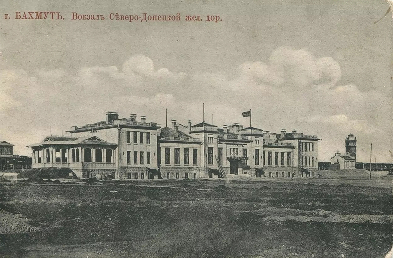 Original building on the postcard, 1913